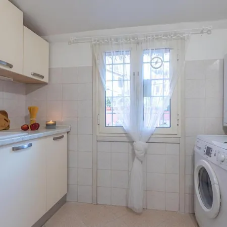 Bubbles A Piazza Trilussa In Trastevere *